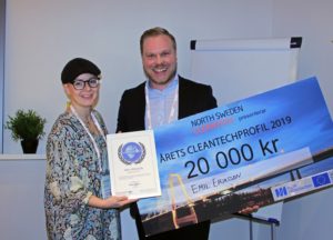Cleantech profile of the year, Emil Eriksson, together with Helena Näsström from North Sweden Cleantech with big 20 000 kr check