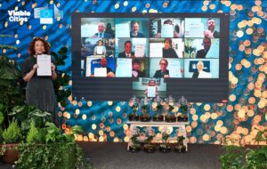 Representatives from cities and Viable cities show the signed climate contracts