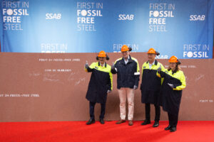 People giving thumbs up for the first delivery of the fossilfree steel